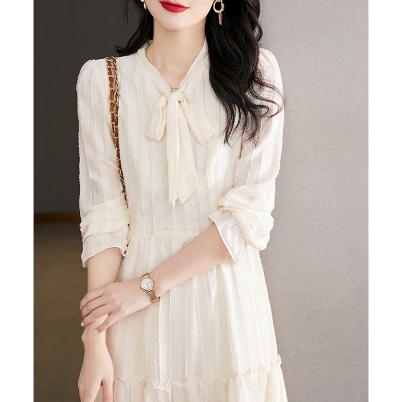日本高级感白色连衣裙女2023年秋季新款赫本风复古收腰衬衫裙