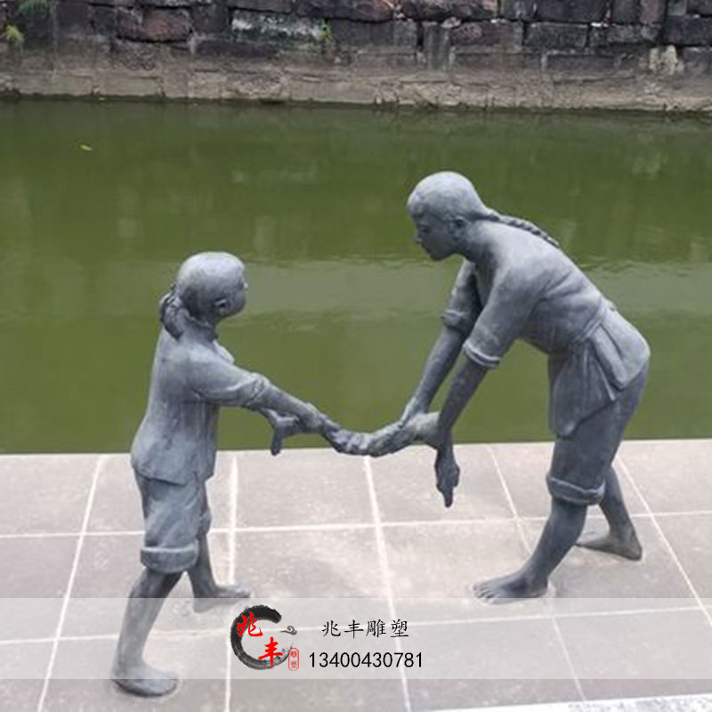 河边挑水人物摆件江南渔乡生活场景洗衣服园林玻璃钢铸铜雕塑定制