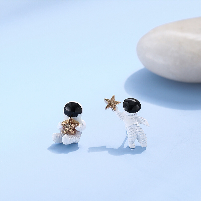 欧美跨境耳饰 可爱摘下星星送你宇航员太空人呆萌不对称立体耳钉