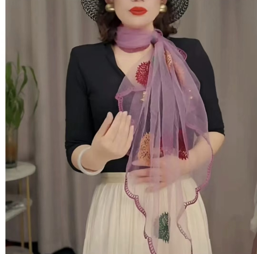 艾美丽刺绣绒花护颈巾艾美丽同款百搭款吸扣多功能女神围巾