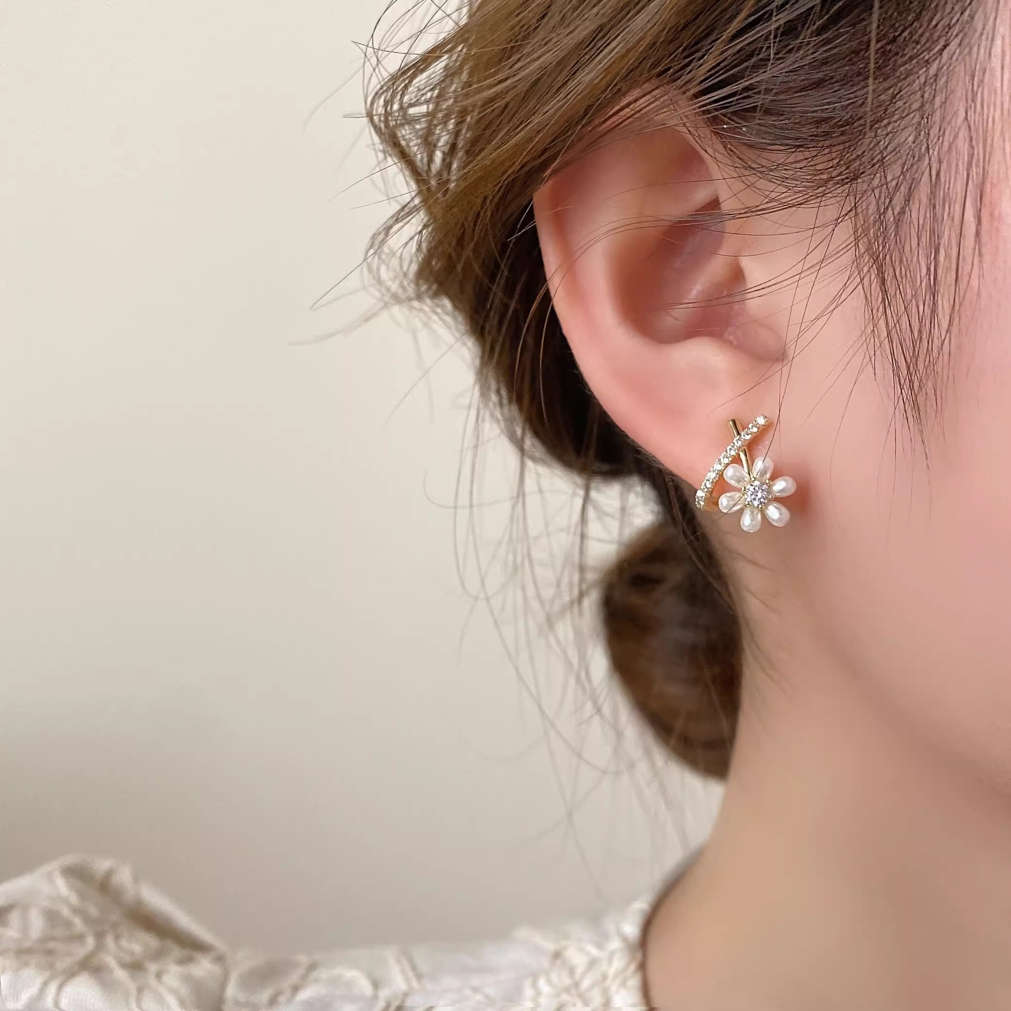 日韩镶钻珍珠花朵交叉耳钉女纯银2024新款爆款耳饰小众设计感耳环