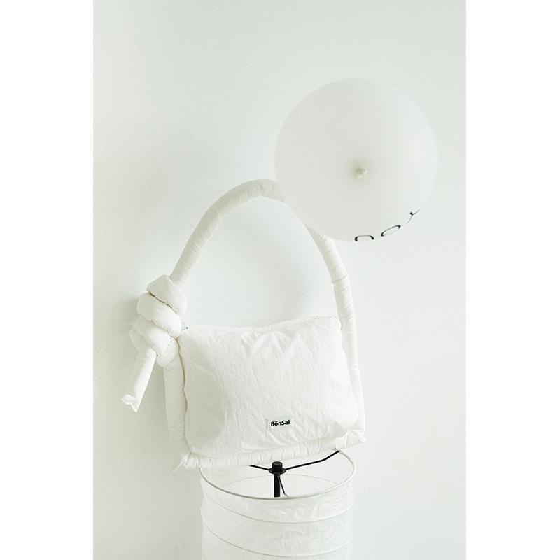 BonSai Studio 纯白西多士包少女填充棉方形单肩斜跨尼龙布小方包