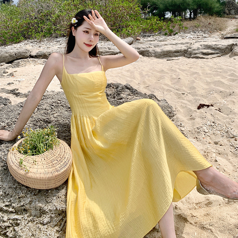 复古黄色收腰吊带连衣裙女夏夏季2023新款海边度假温柔性感长裙子