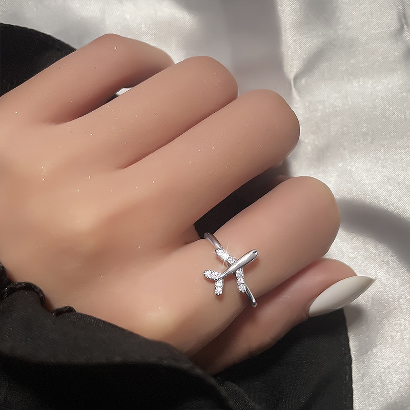 宁宁 童年的纸飞机食指指环现货流行韩版时髦镶锆石飞机戒指女