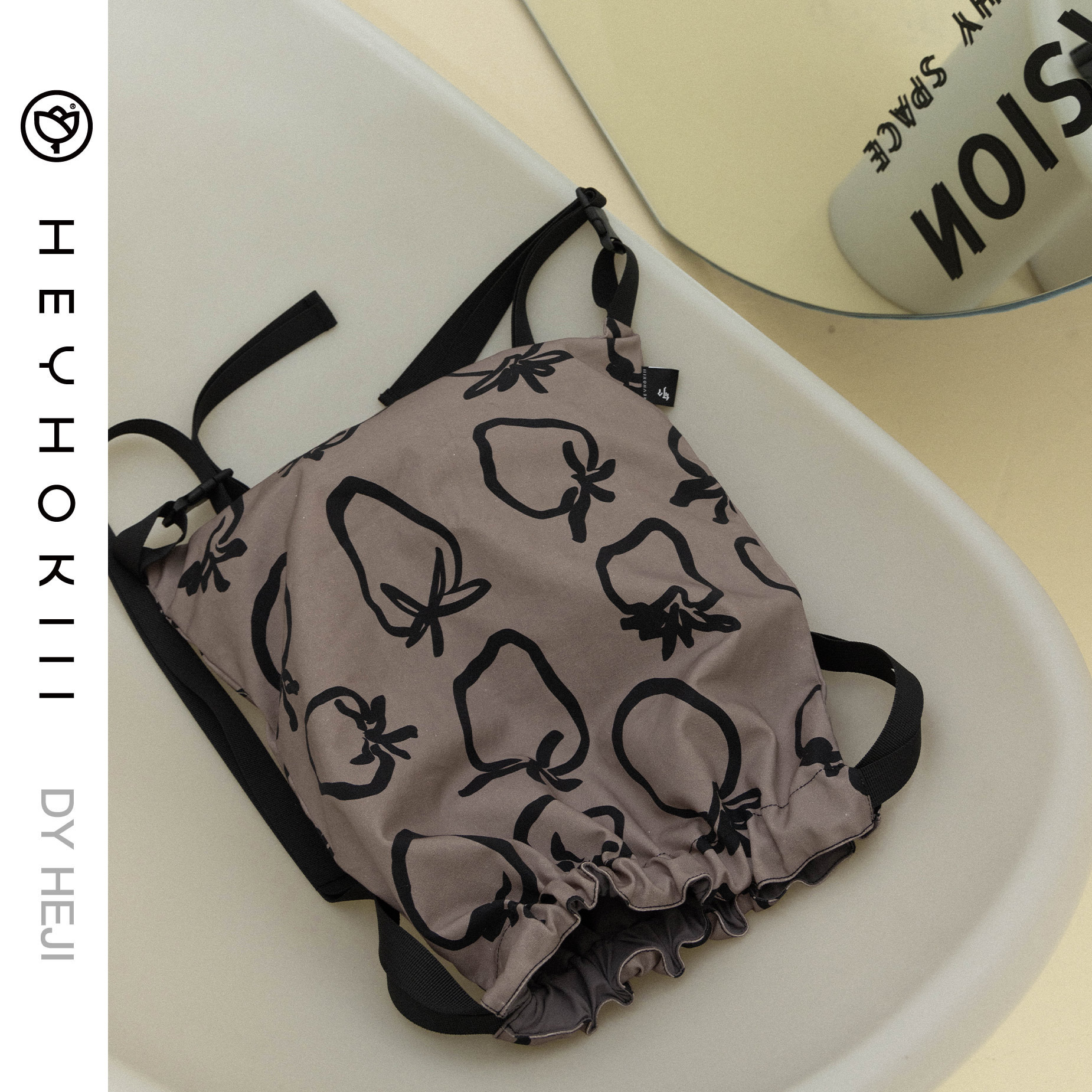 heyhokiii原创设计耐脏粉色草莓双肩包手绘学院风大容量抽绳帆布