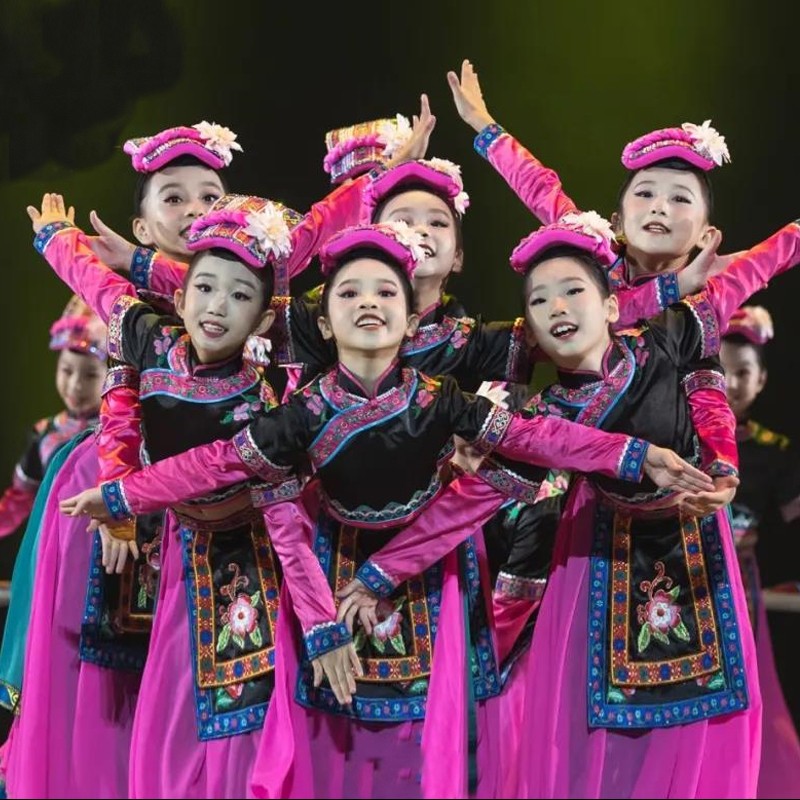 十一届小荷风采小手绣花献给党舞蹈演出服少数民族表演服彝族服装