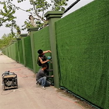 工地围挡草坪绿草皮人造假草坪建筑工地绿色草皮围墙围挡塑料草坪