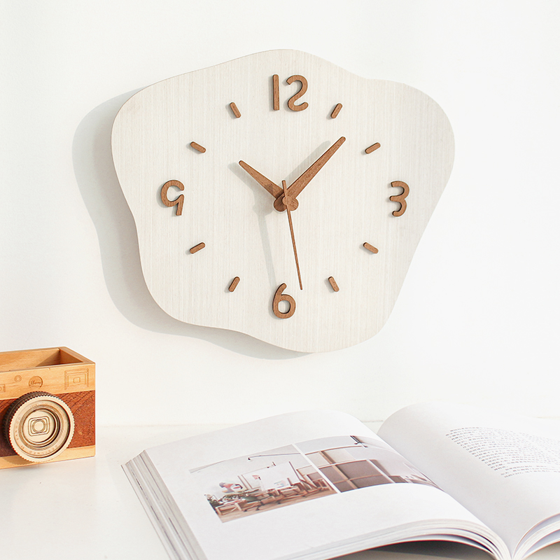 日式钟表简约挂钟客厅家用卡通可爱创意静音木质北欧时钟挂墙挂表