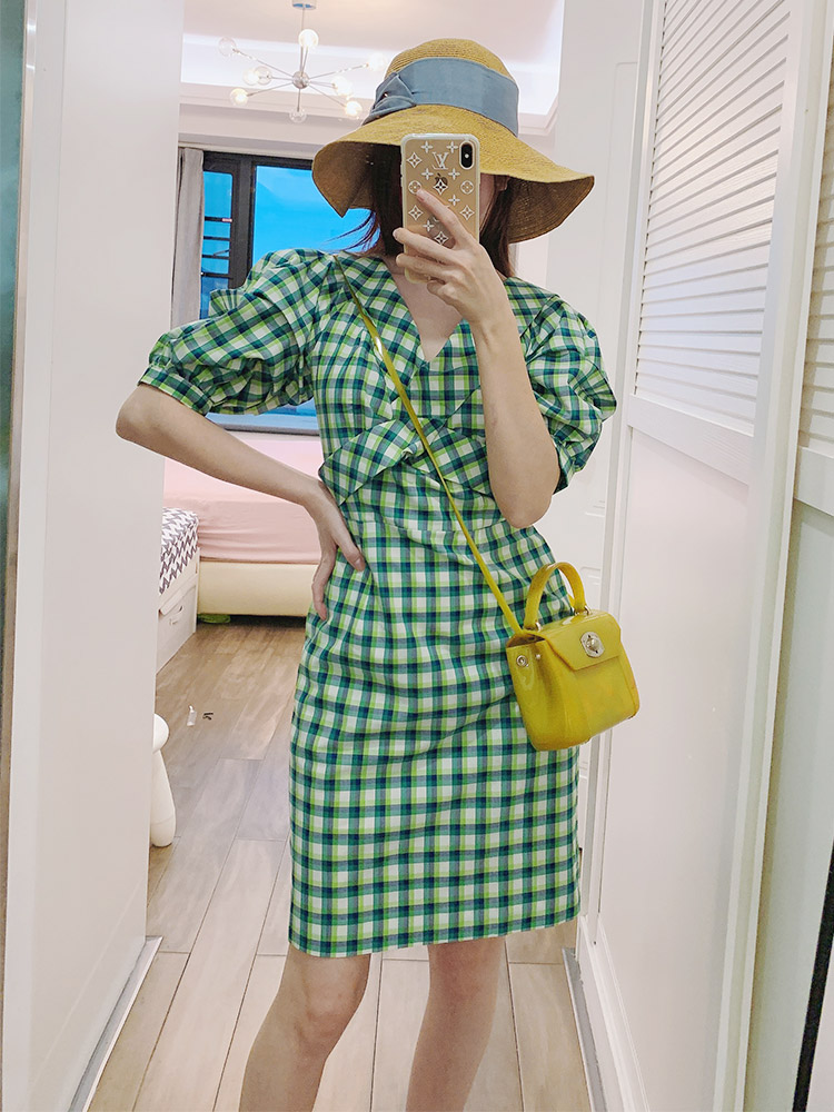 超乖连衣裙夏季绿色格子气质女神范小众设计收腰显瘦中长裹身裙女