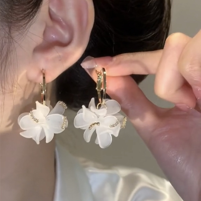 超仙白色花朵耳环耳圈女韩版时尚个性小众设计感气质甜美百搭耳饰