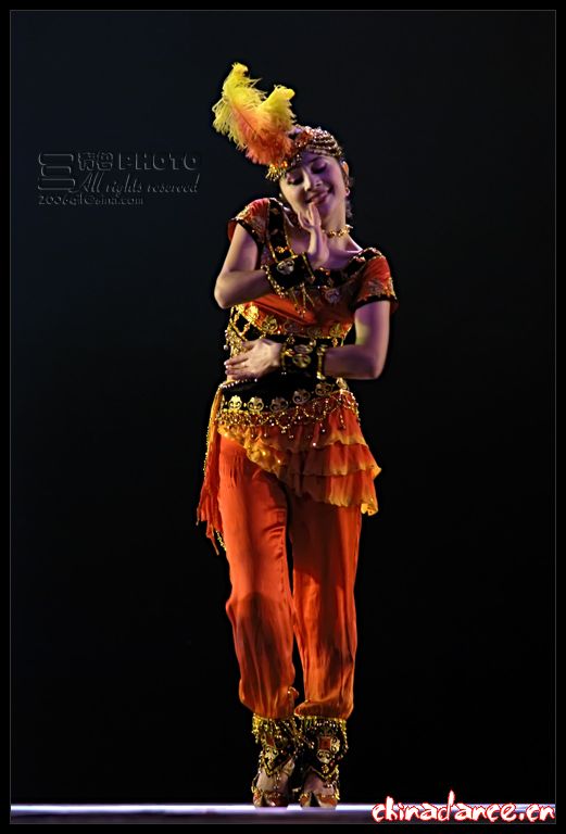 红果果舞台演出服饰民族舞服装铃铛少女维族新疆舞蹈服饰