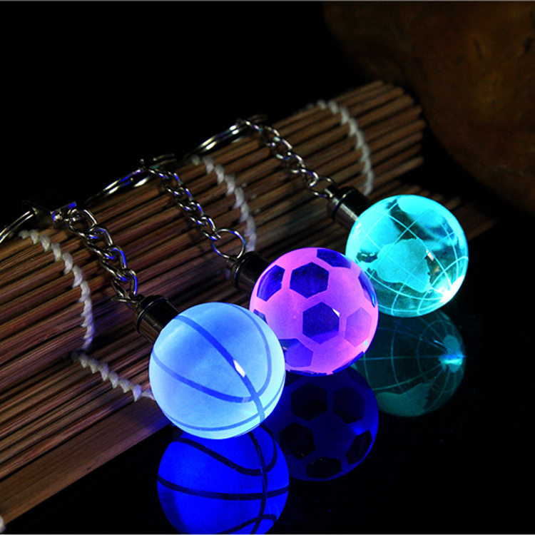 创意七彩发光钥匙扣挂件水晶篮球足球地球吊坠时尚背包装饰品流行